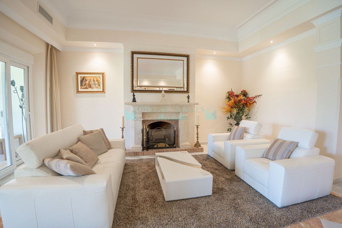 Villa for sale in El Paraiso, Estepona