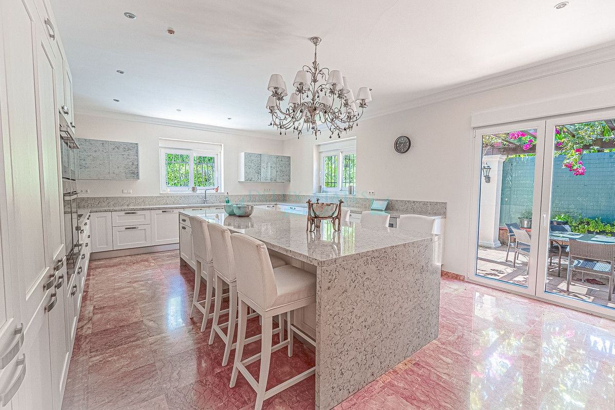 Villa for sale in El Paraiso, Estepona