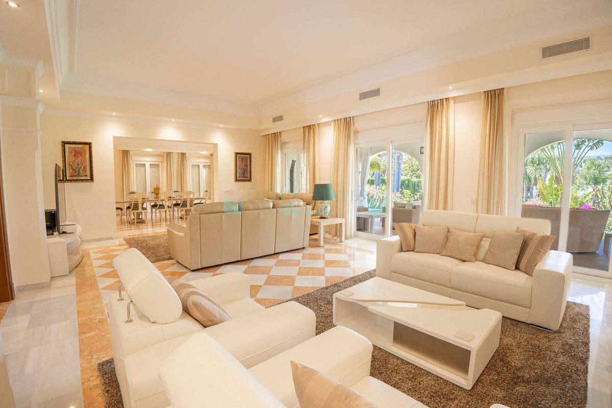 Villa for sale in El Paraiso, Estepona