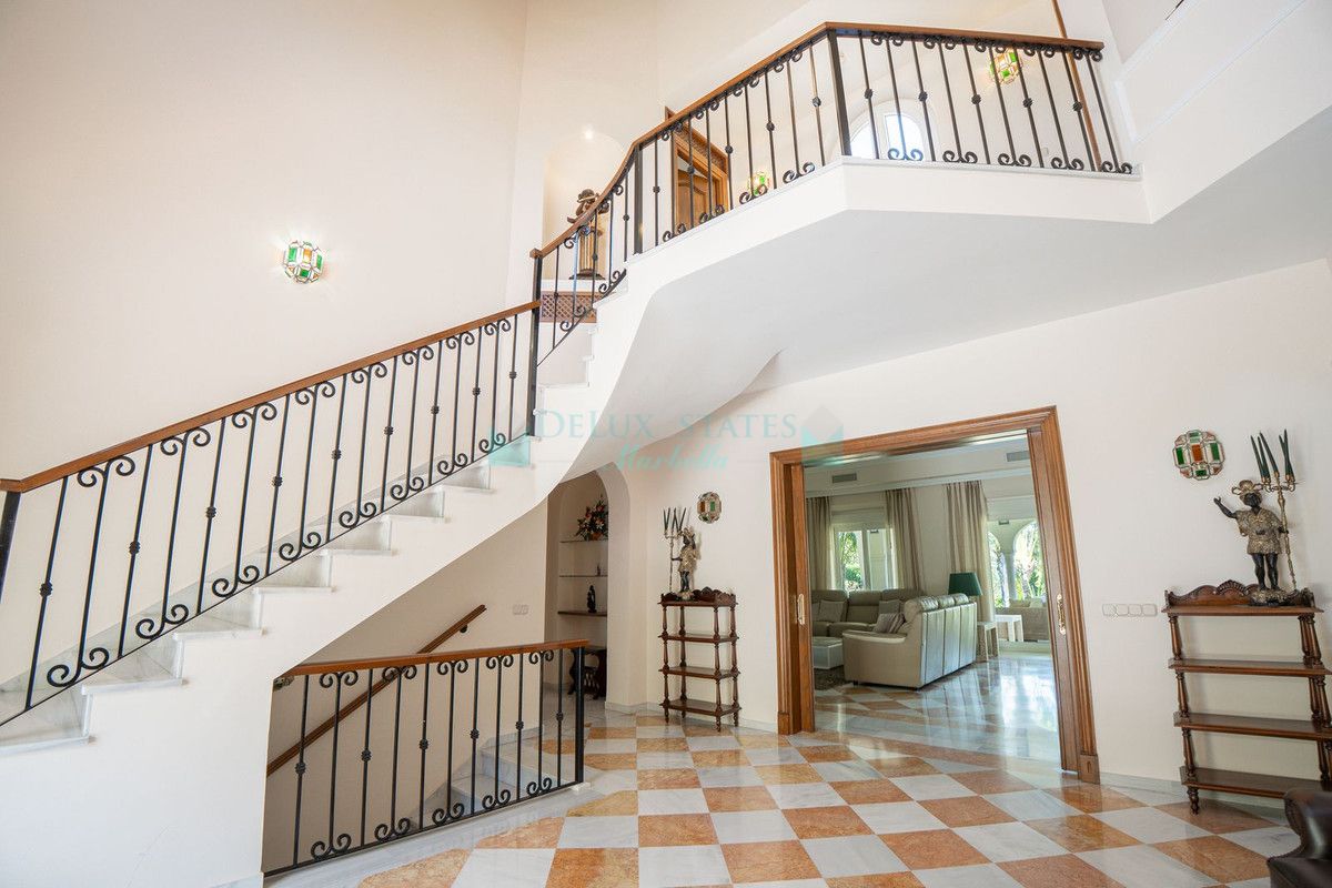 Villa for sale in El Paraiso, Estepona