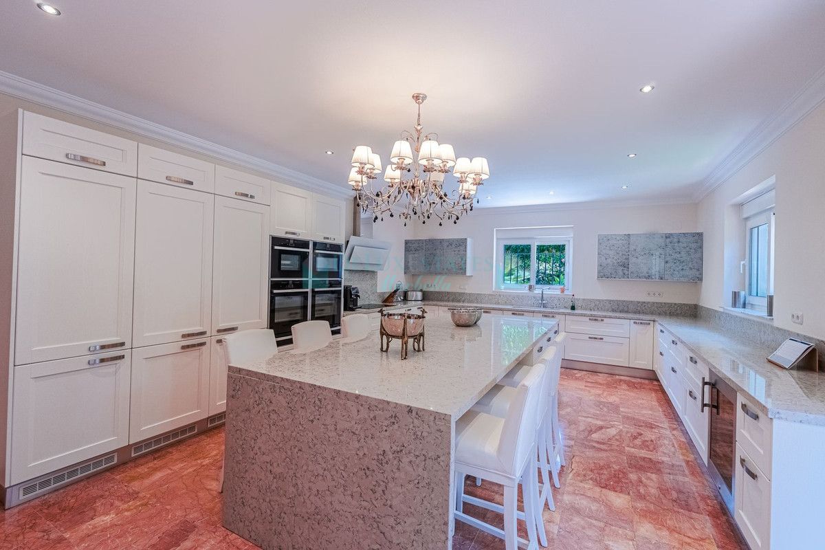 Villa for sale in El Paraiso, Estepona