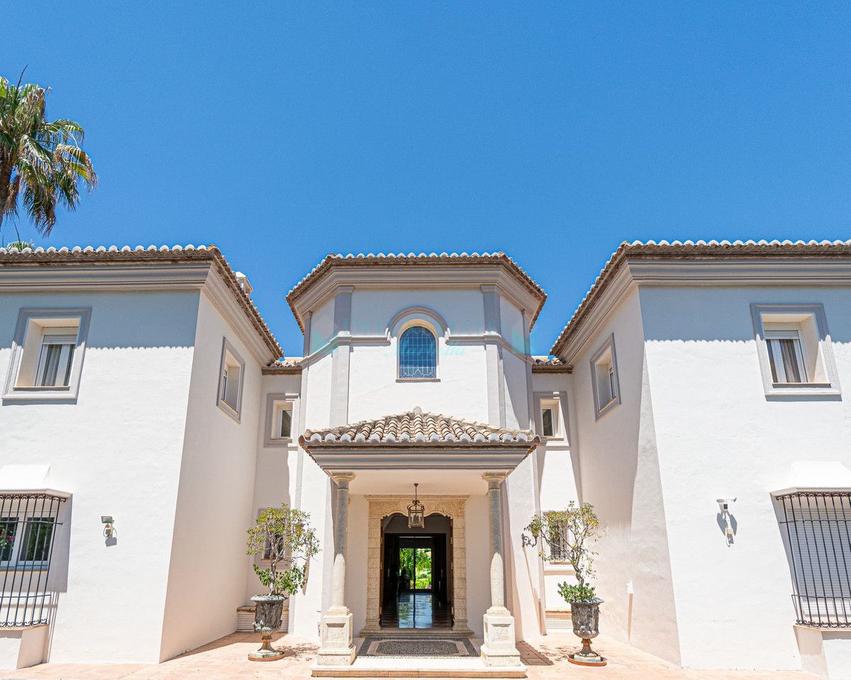 Villa for sale in El Paraiso, Estepona