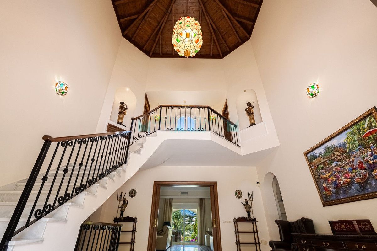 Villa for sale in El Paraiso, Estepona