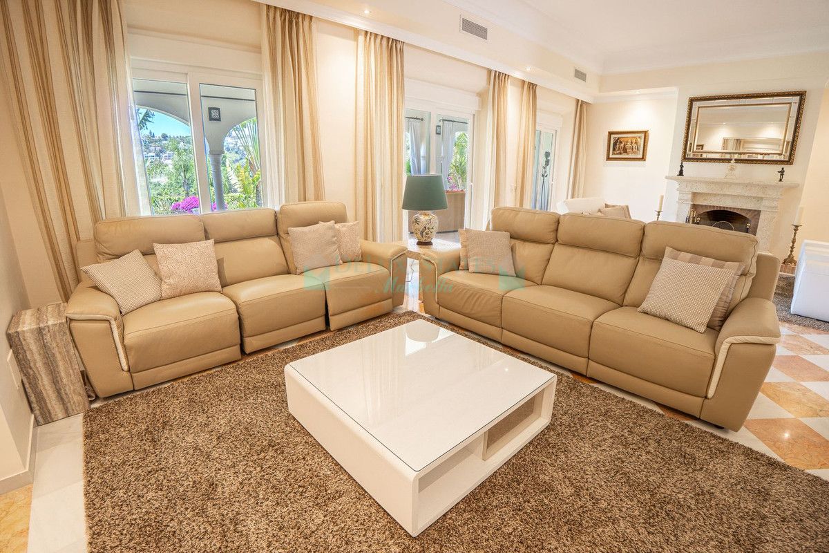 Villa for sale in El Paraiso, Estepona