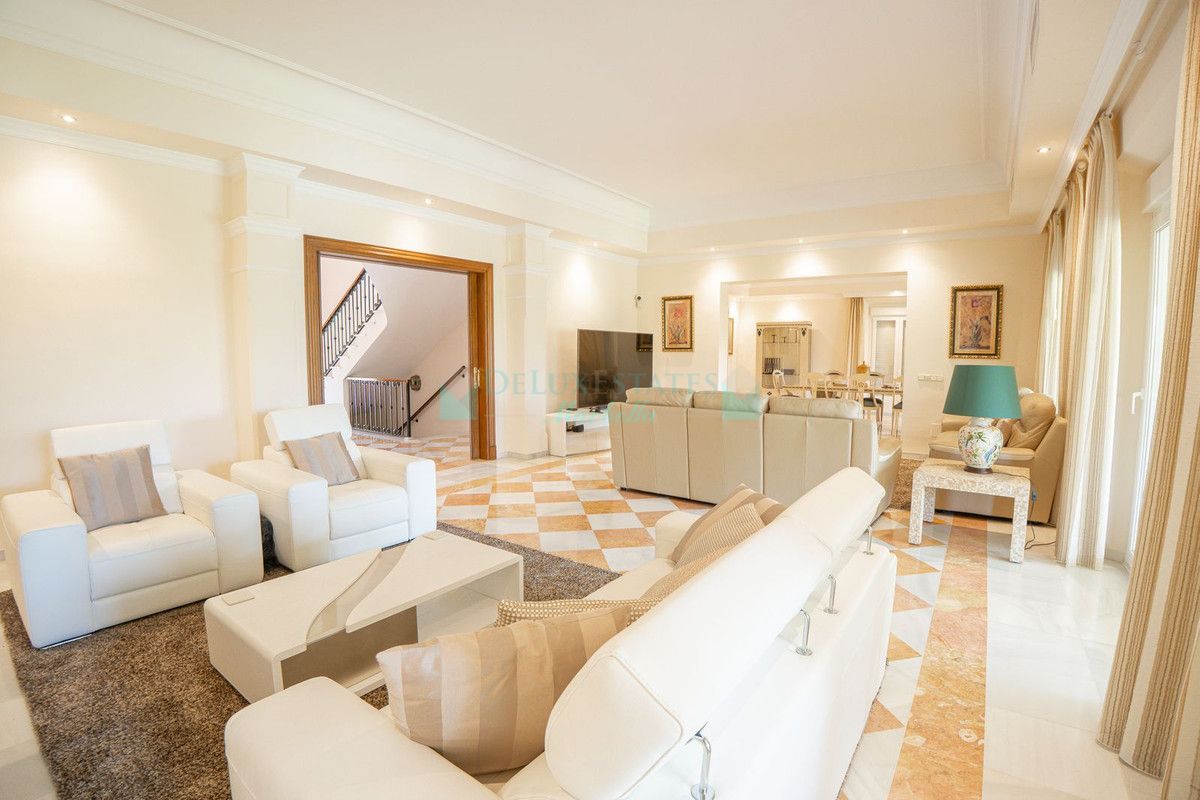 Villa for sale in El Paraiso, Estepona