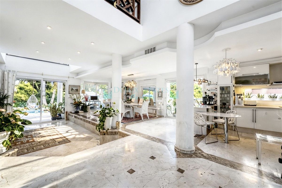 Villa for sale in New Golden Mile, Estepona