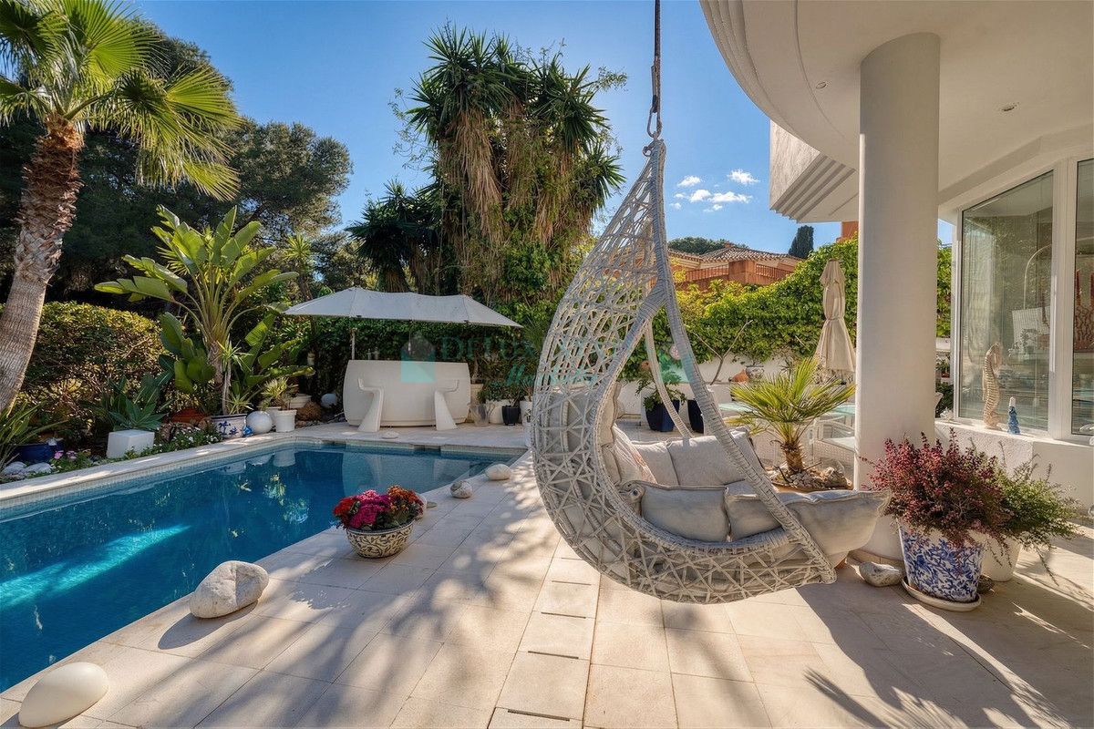 Villa for sale in New Golden Mile, Estepona