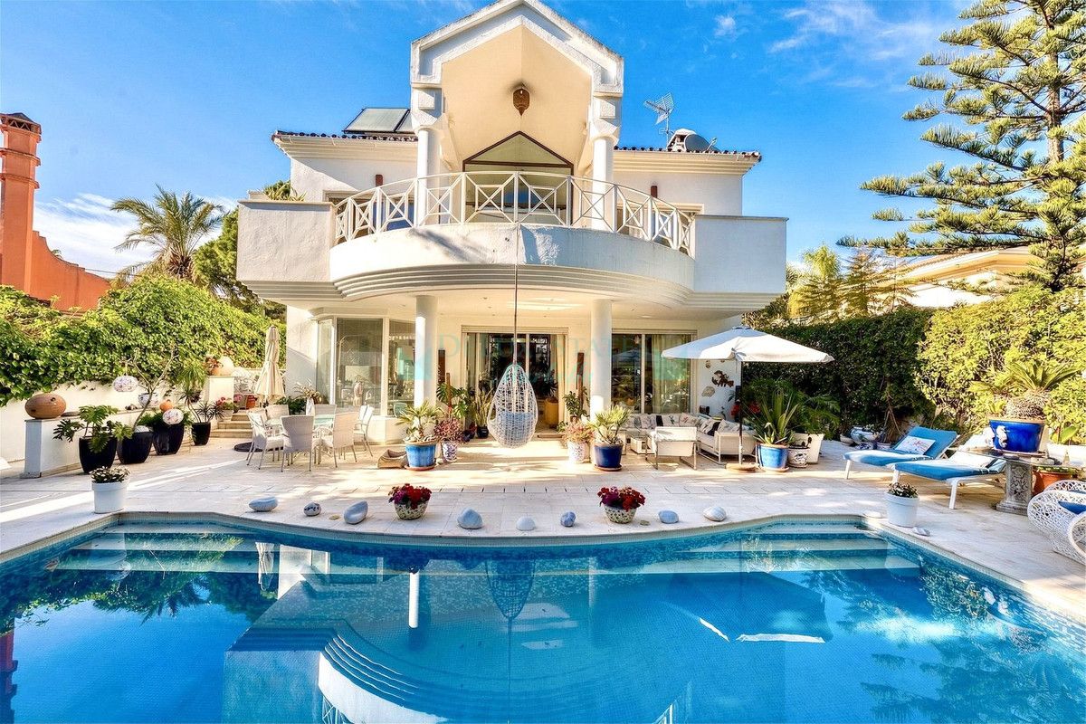 Villa for sale in New Golden Mile, Estepona