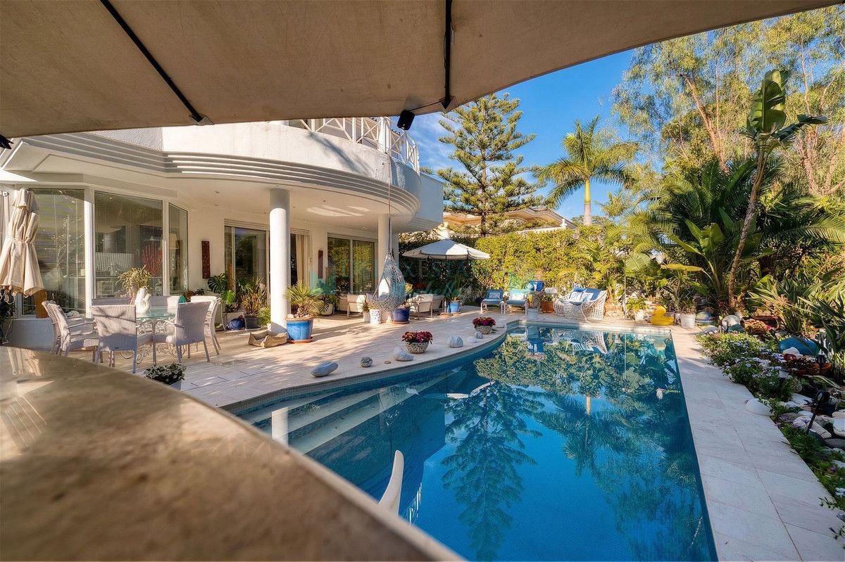 Villa for sale in New Golden Mile, Estepona