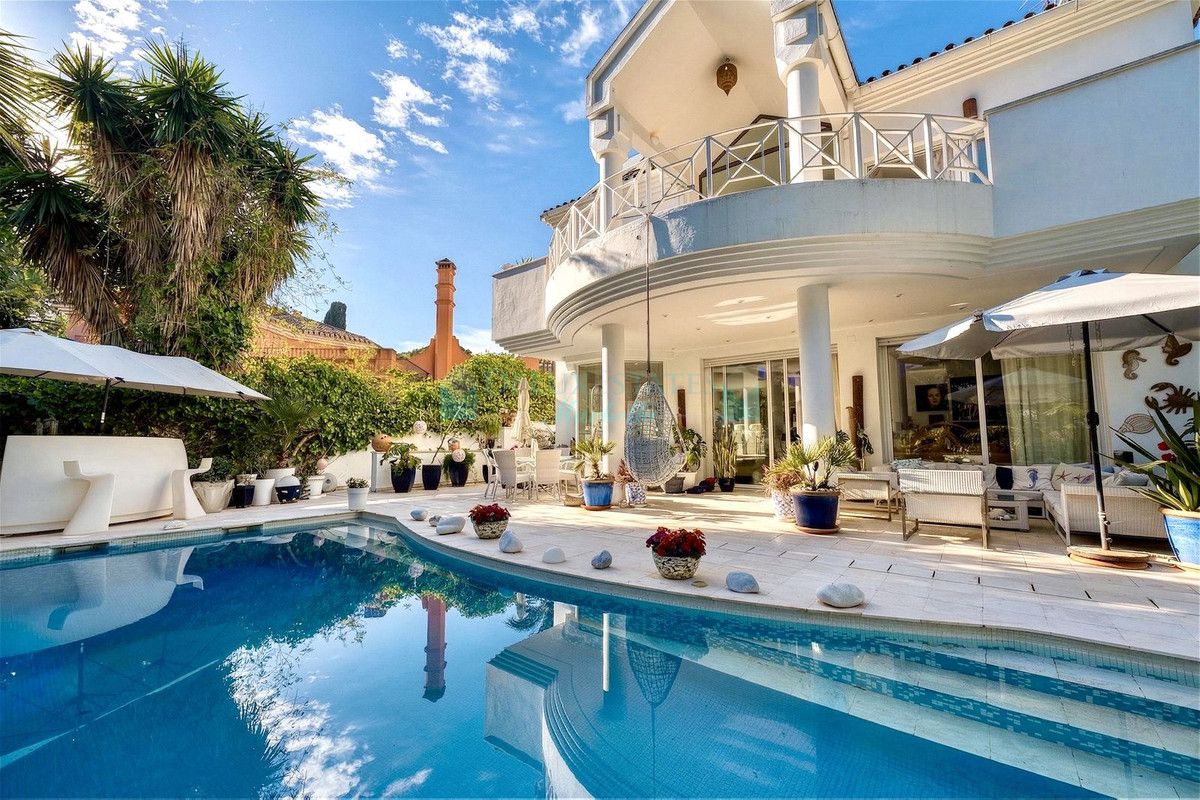 Villa for sale in New Golden Mile, Estepona