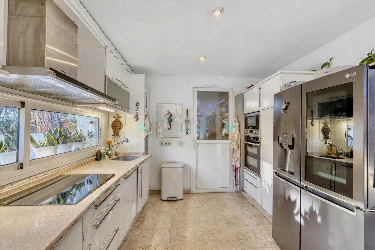 Villa for sale in New Golden Mile, Estepona