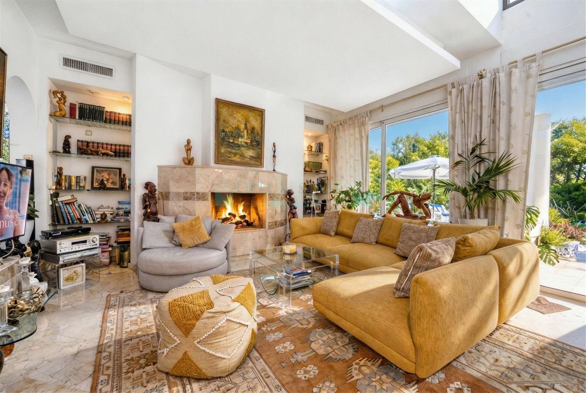 Villa for sale in New Golden Mile, Estepona