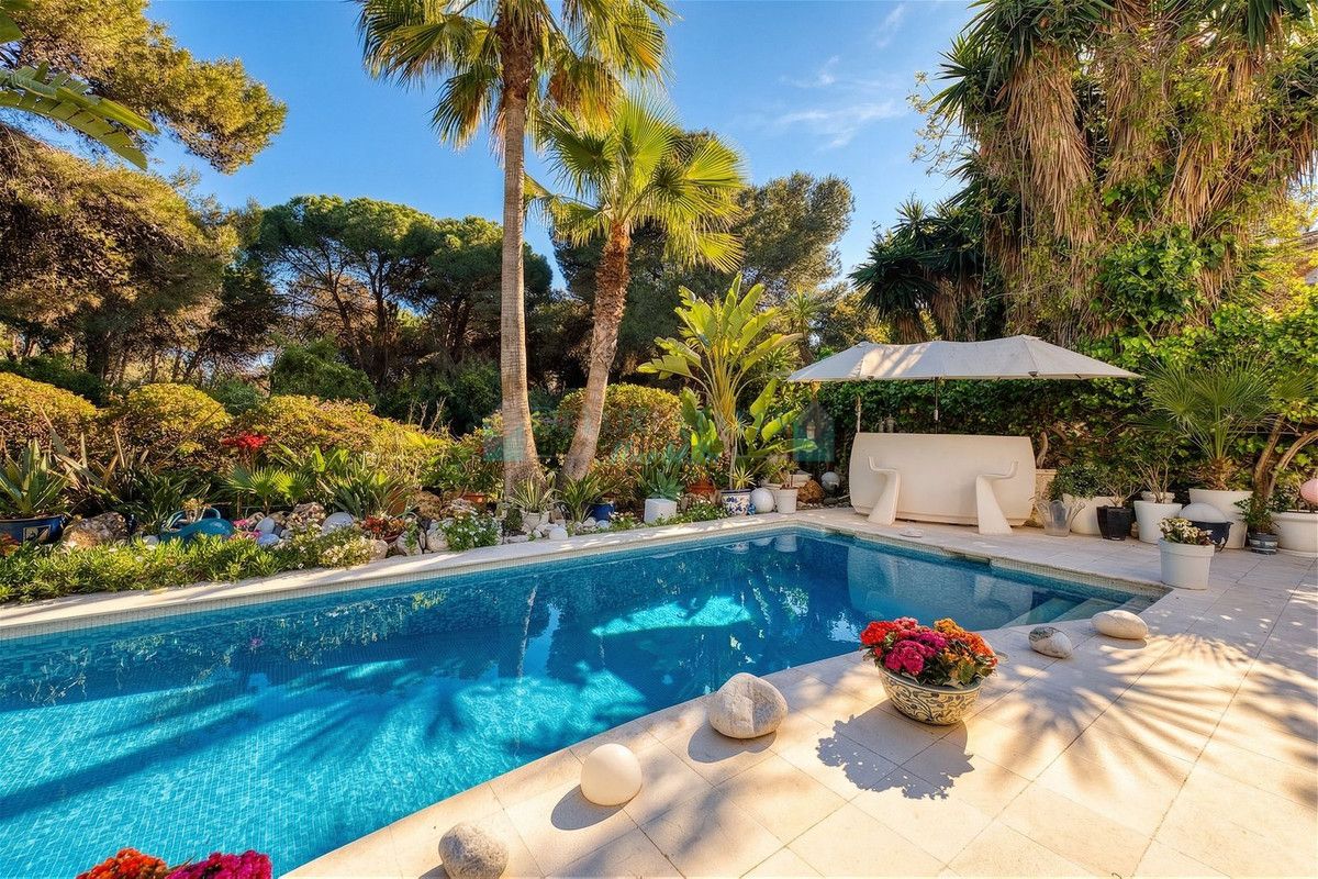 Villa for sale in New Golden Mile, Estepona