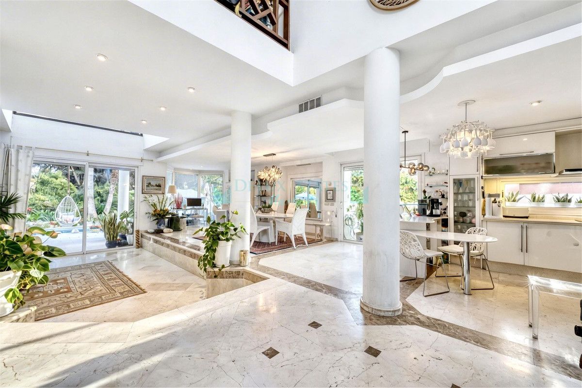 Villa for sale in New Golden Mile, Estepona