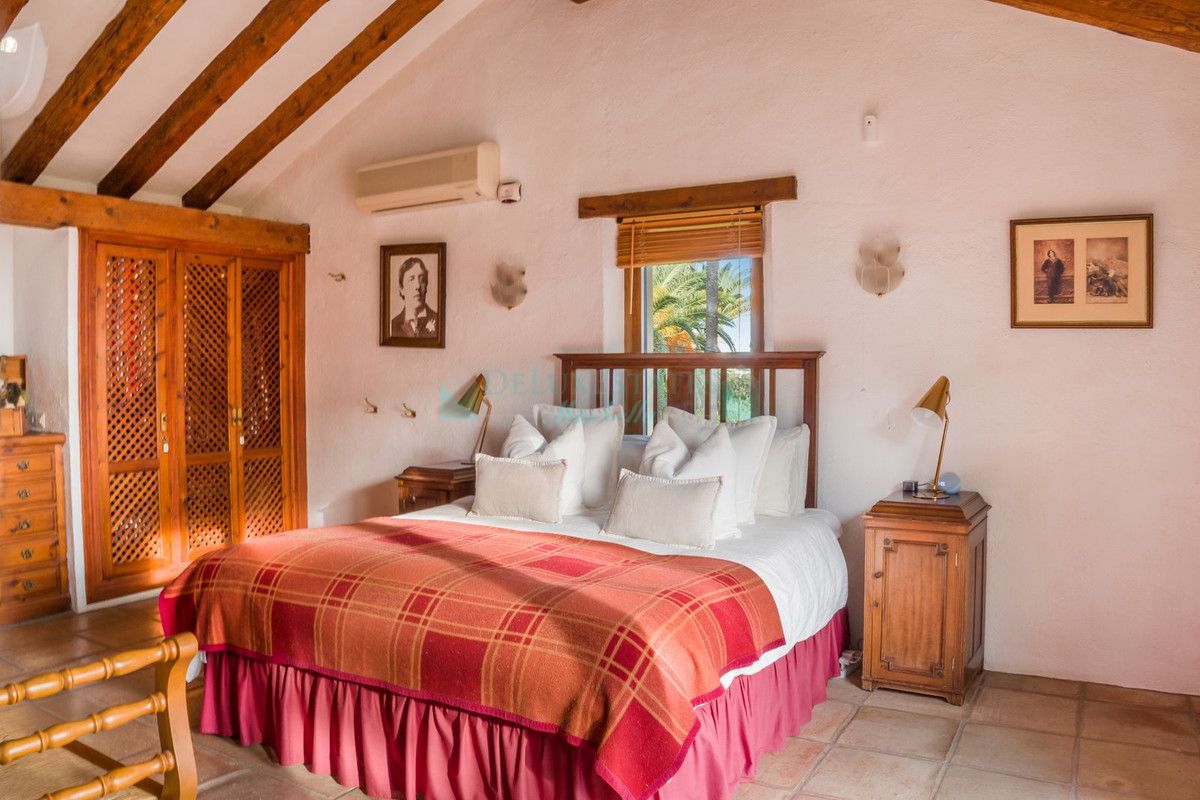 Villa for sale in Estepona