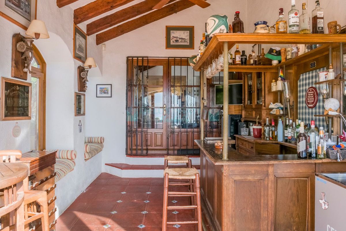 Villa for sale in Estepona