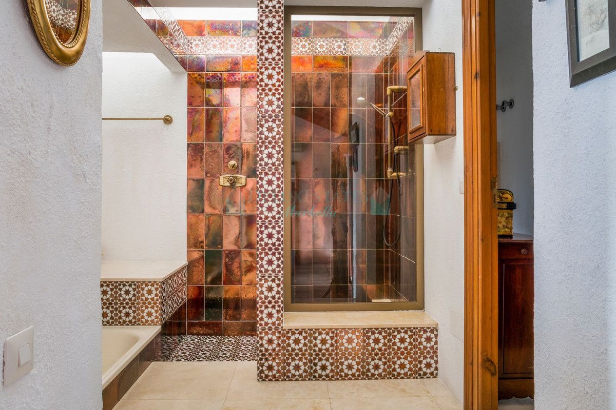 Villa for sale in Estepona