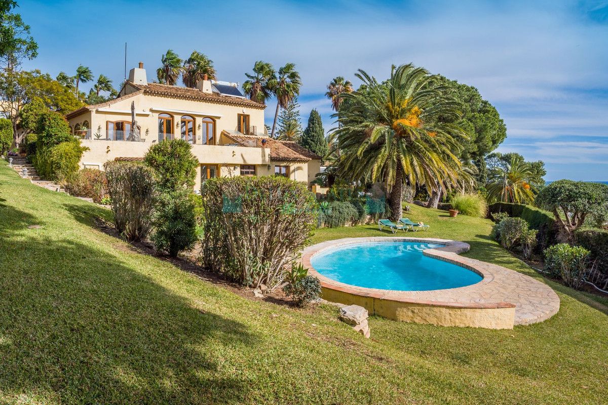 Villa for sale in Estepona