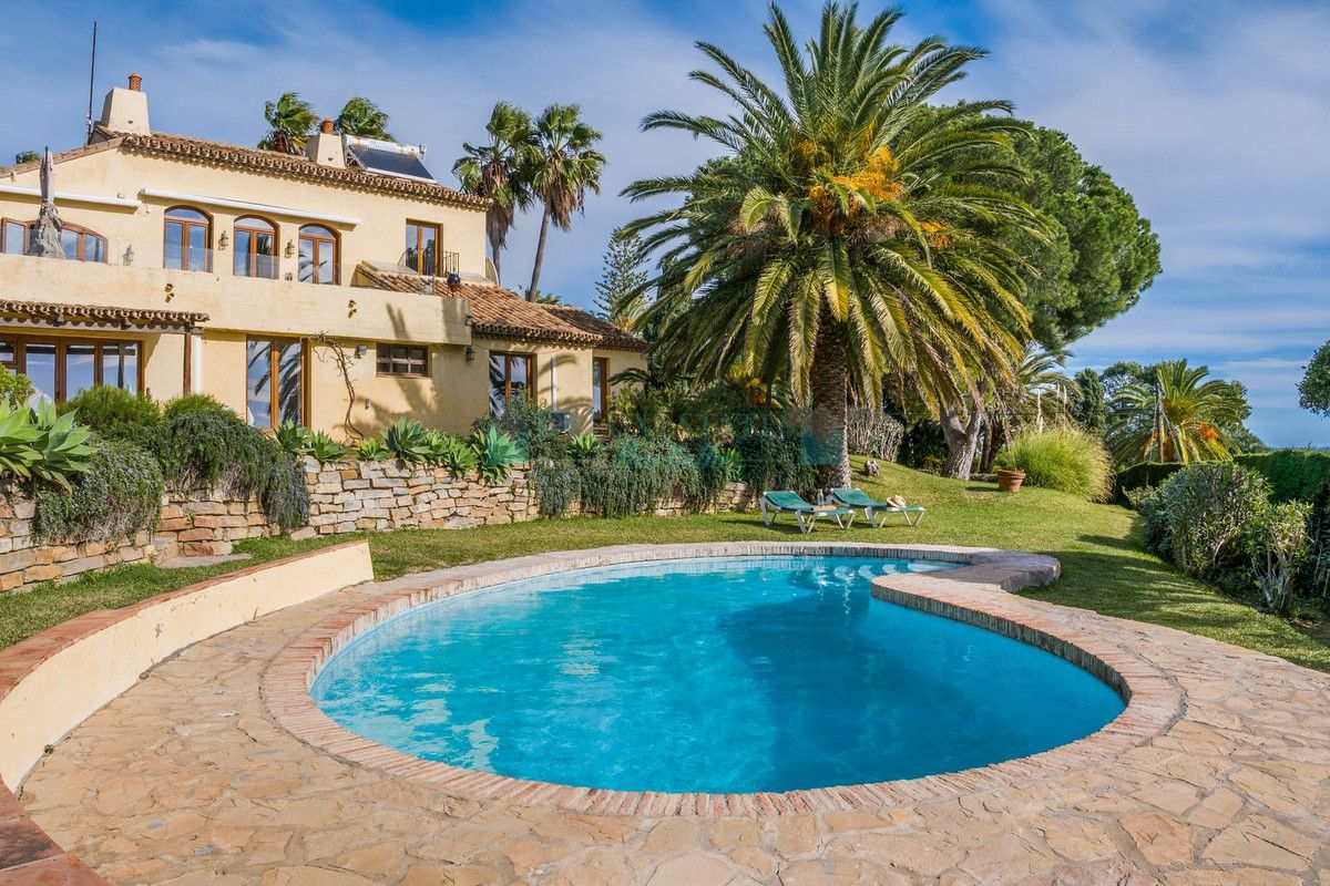 Villa for sale in Estepona