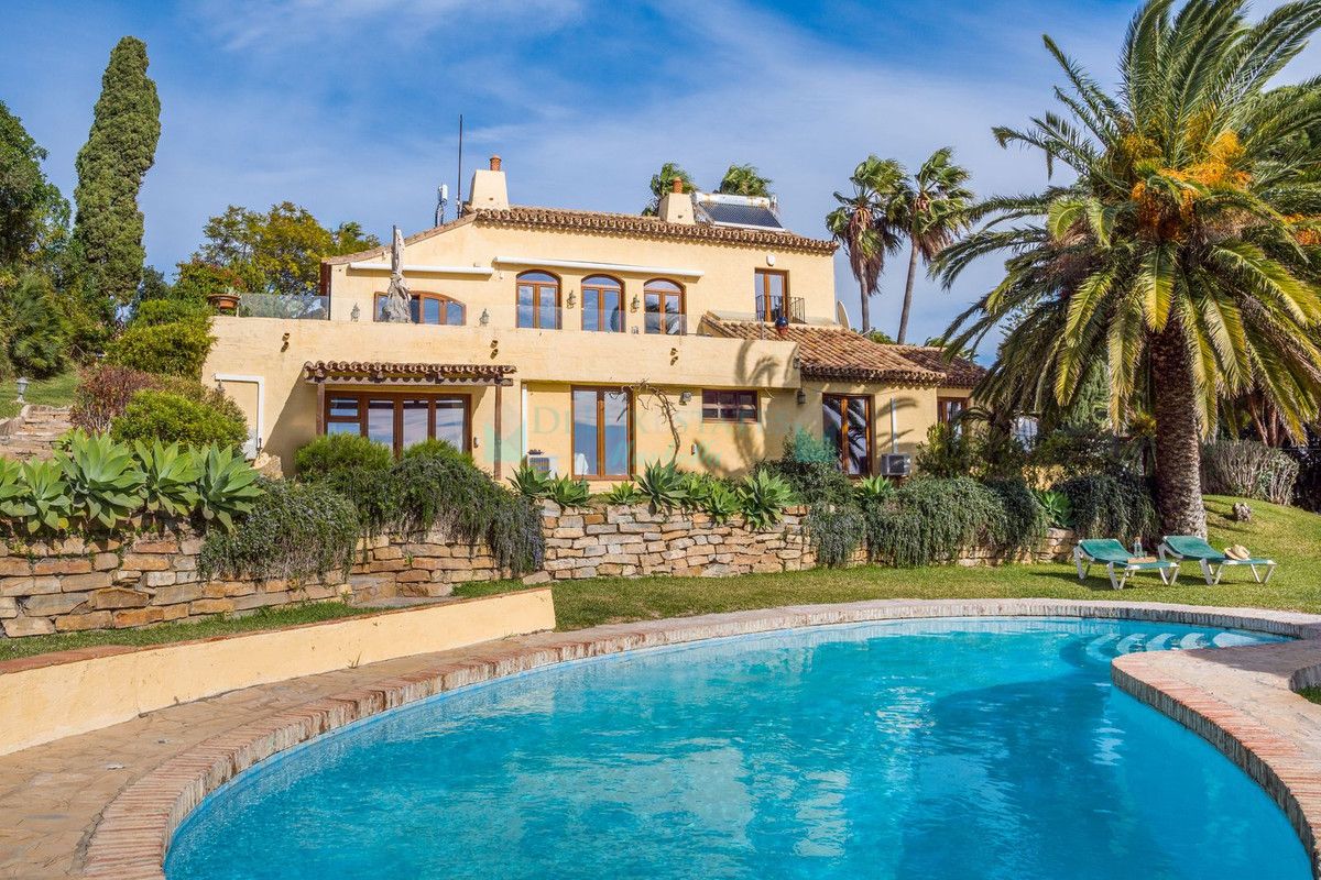 Villa for sale in Estepona