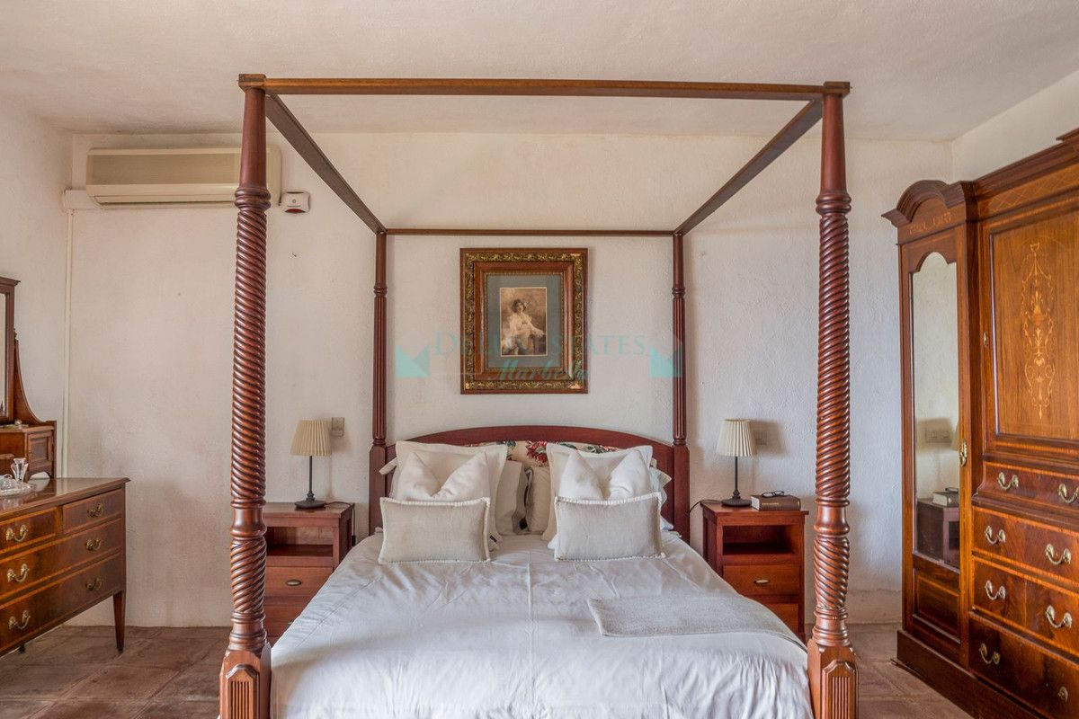 Villa for sale in Estepona