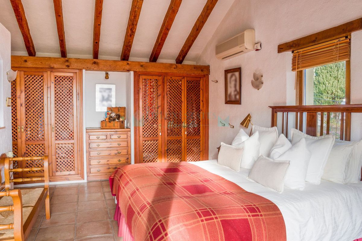 Villa for sale in Estepona