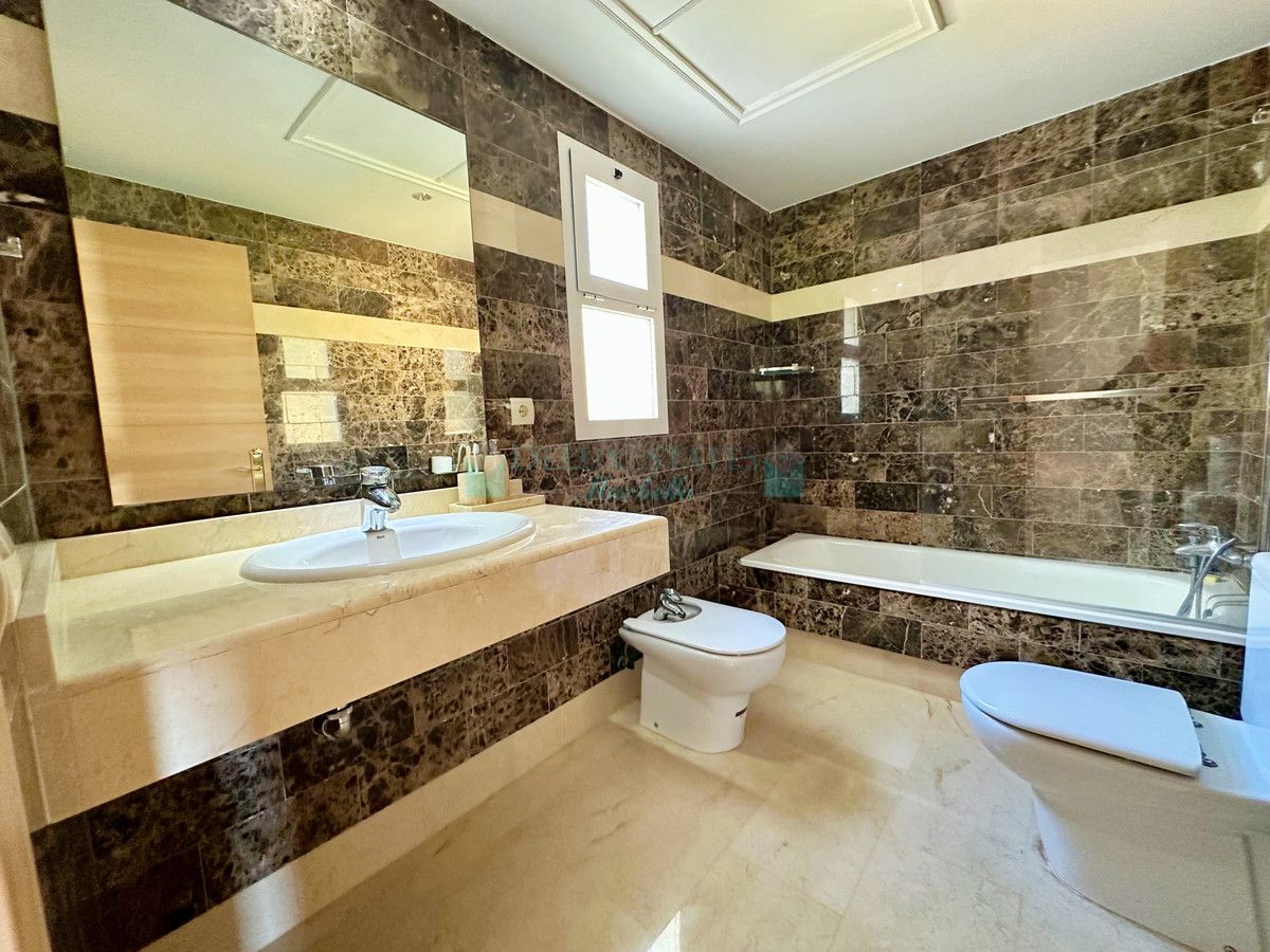 Town House for sale in Benahavis