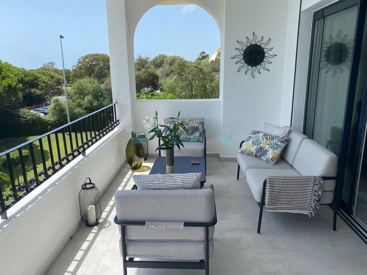 Apartment for rent in Cabopino, Marbella East