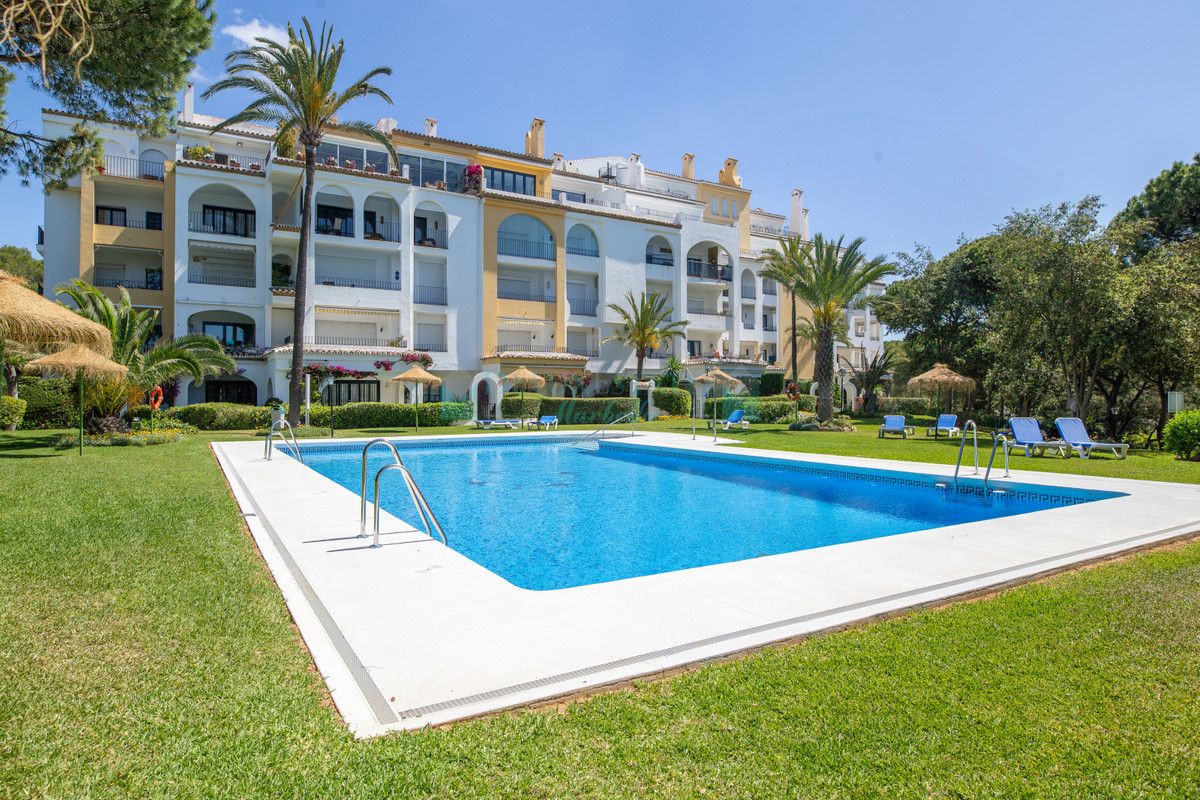 Apartment for rent in Cabopino, Marbella East