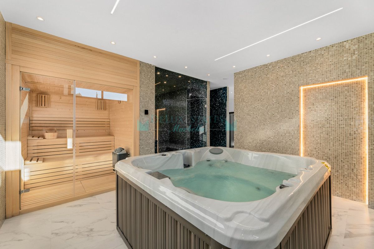 Villa for sale in Benahavis