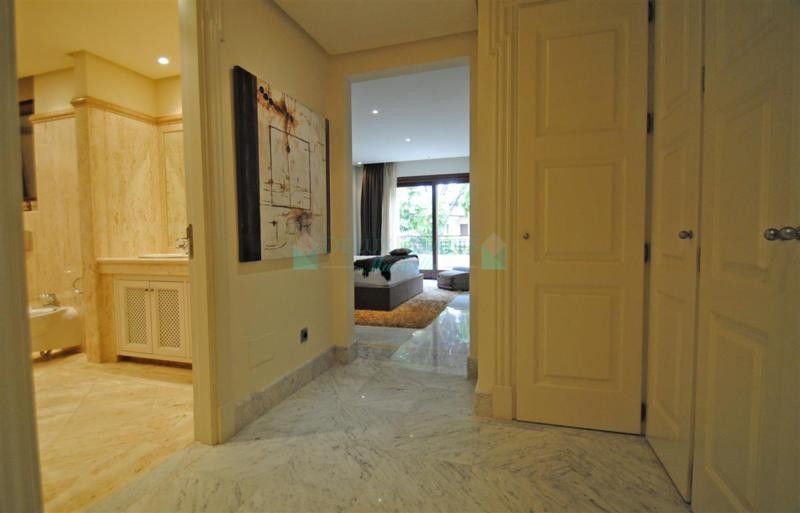 Apartamento en venta en Los Monteros, Marbella Este