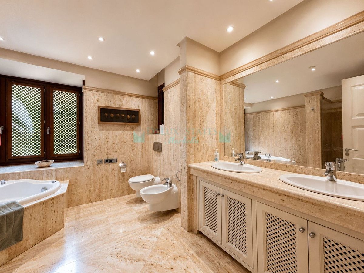 Apartamento en venta en Los Monteros, Marbella Este