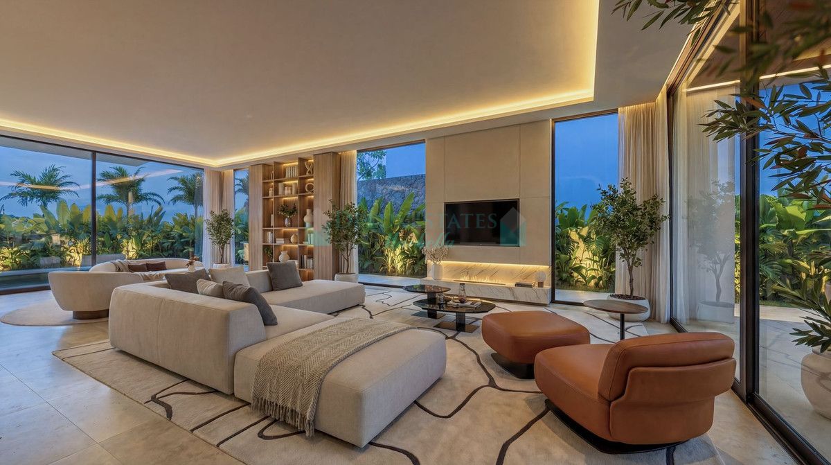 Villa for sale in New Golden Mile, Estepona