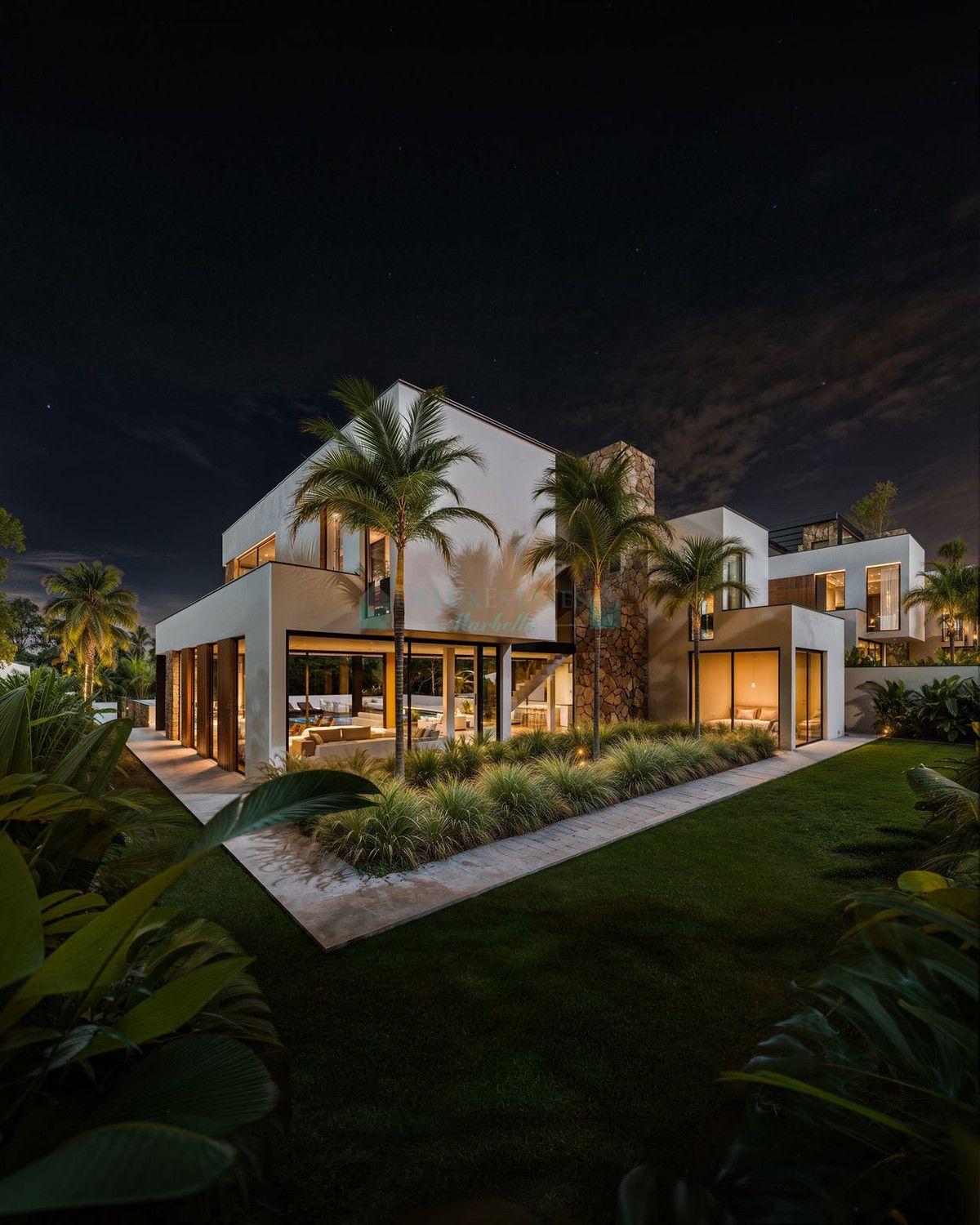 Villa for sale in New Golden Mile, Estepona