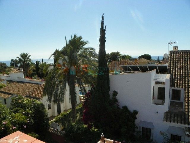 Villa for sale in Las Chapas, Marbella East