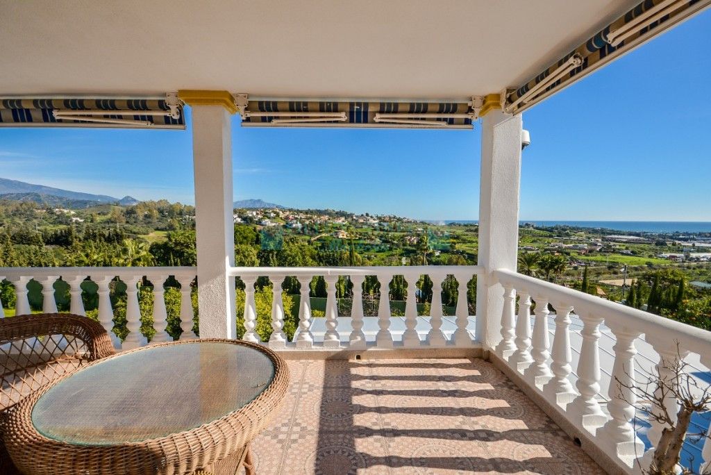 Villa for sale in Estepona