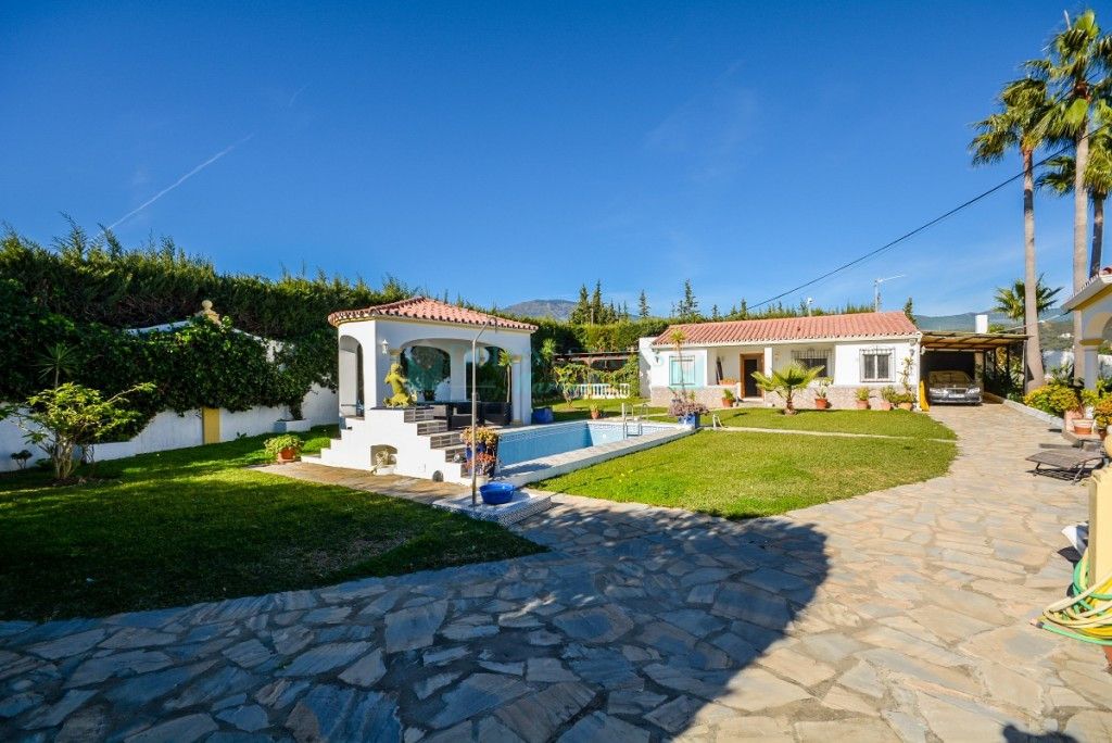 Villa for sale in Estepona