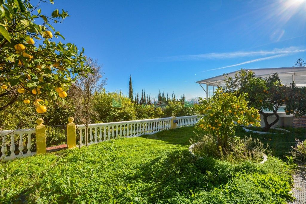 Villa for sale in Estepona
