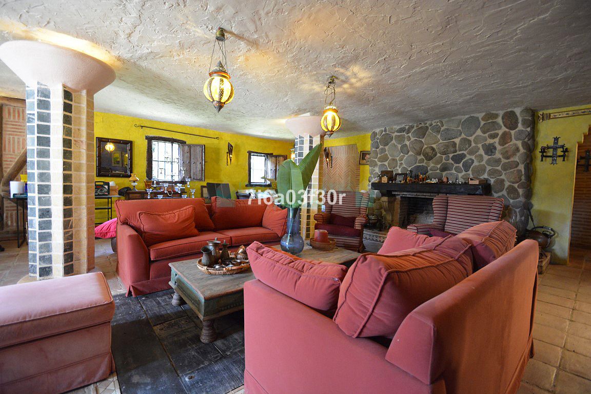 Villa for sale in Nueva Andalucia