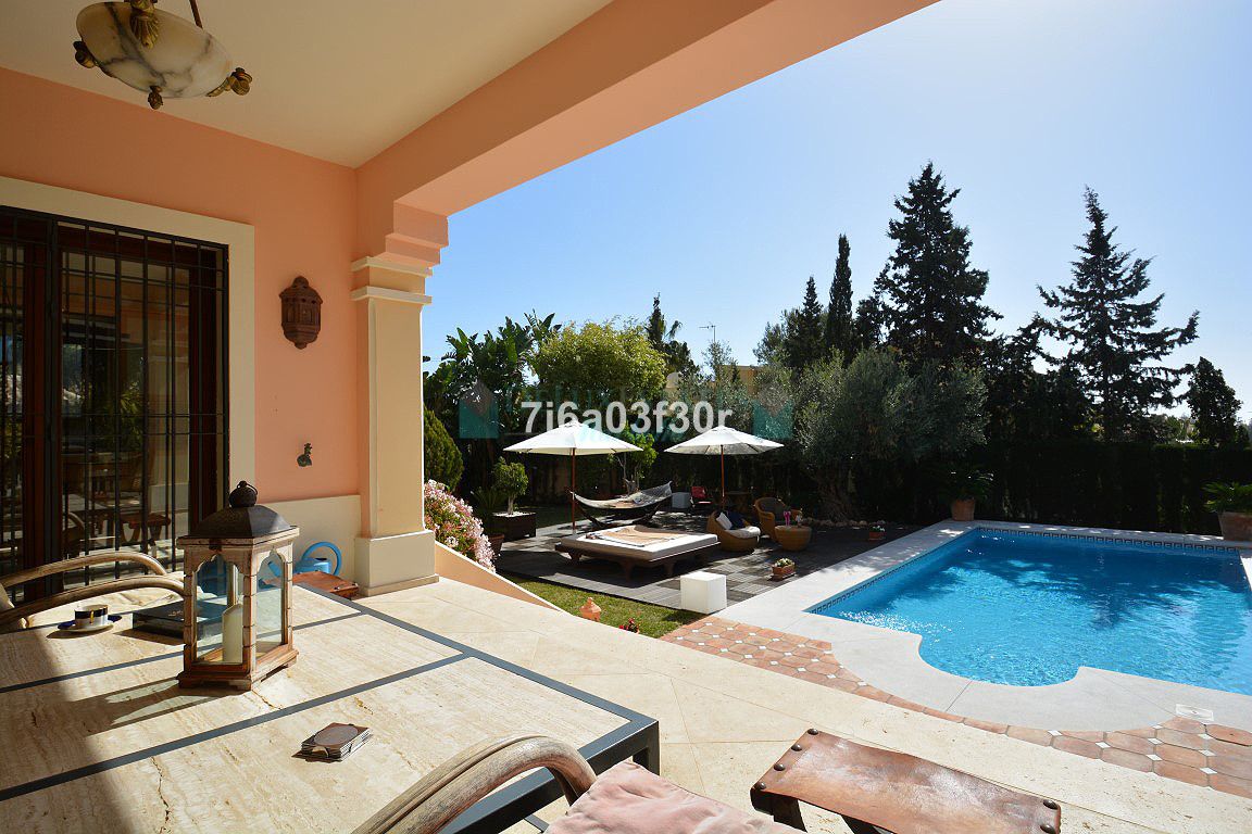 Villa for sale in Nueva Andalucia