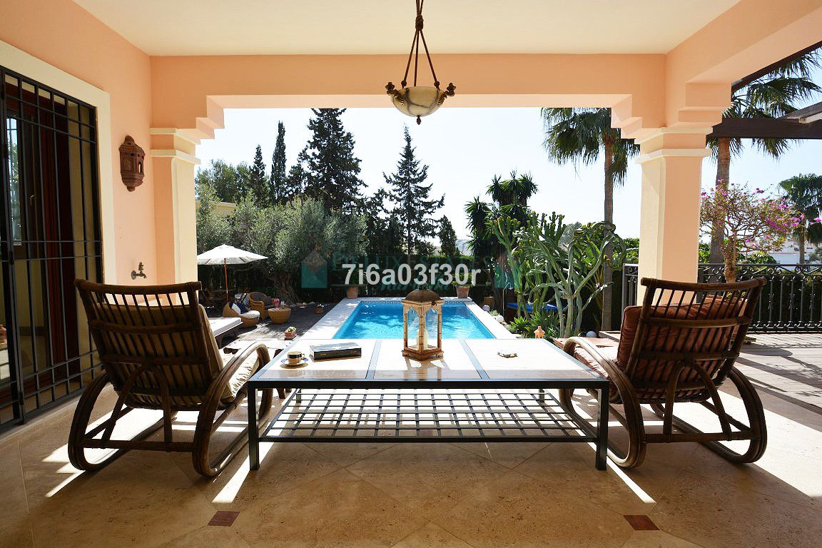Villa for sale in Nueva Andalucia