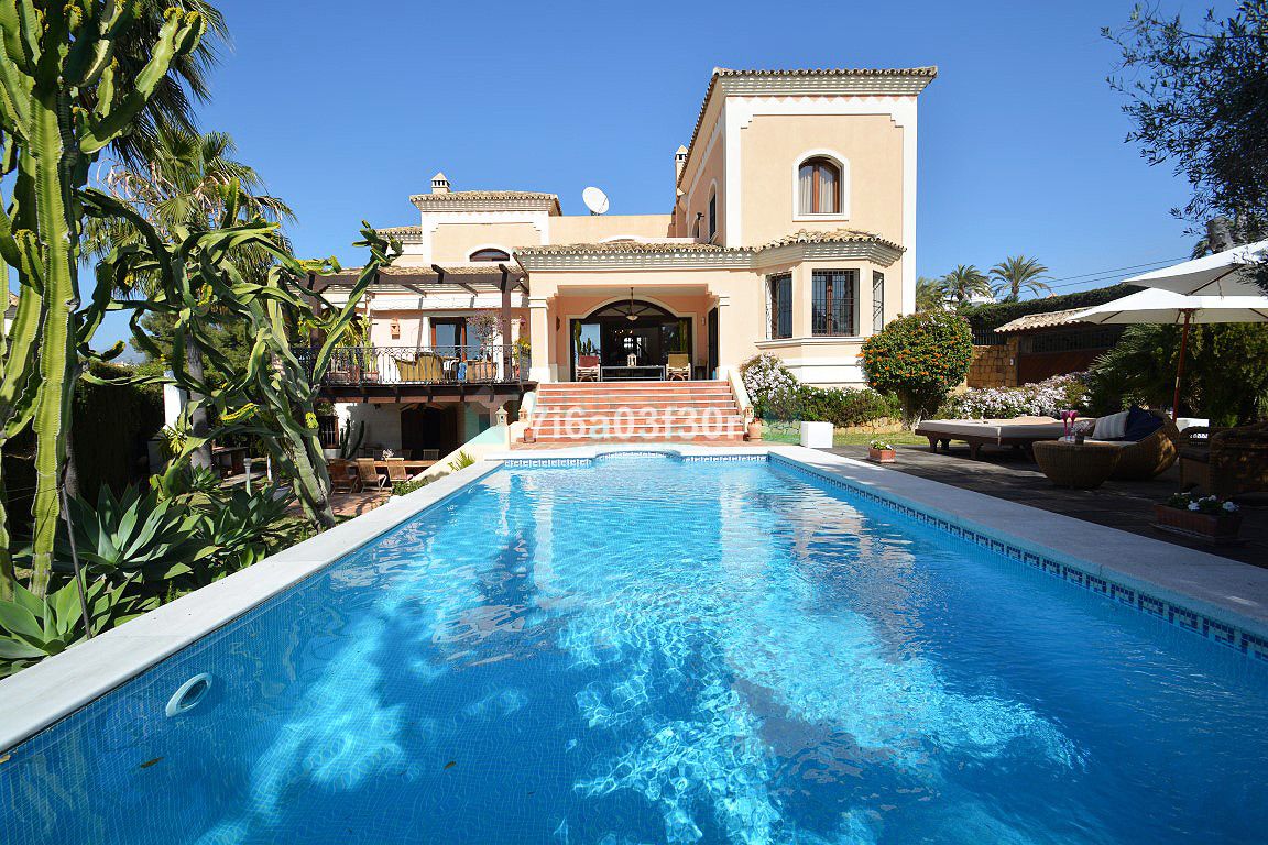 Villa for sale in Nueva Andalucia
