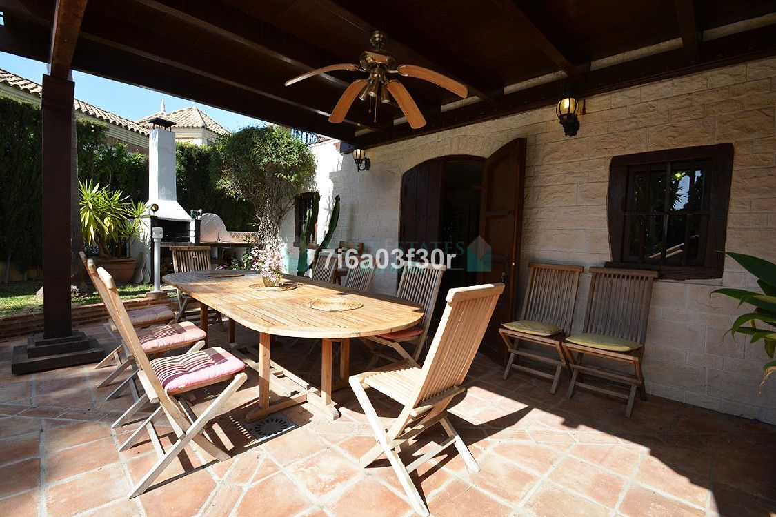 Villa for sale in Nueva Andalucia