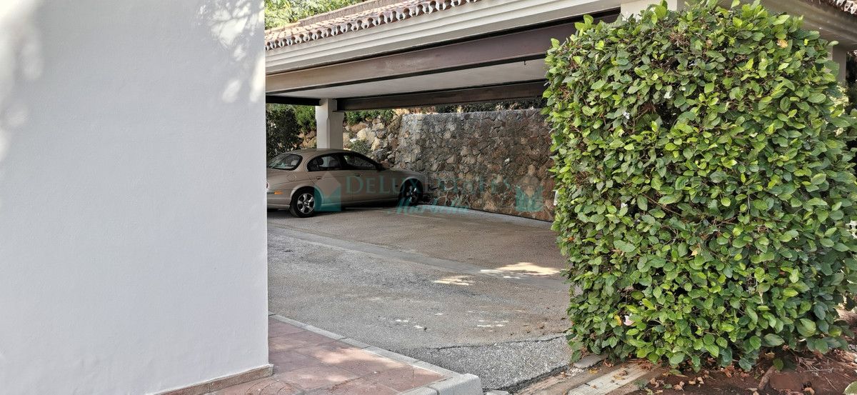 Villa for sale in Estepona