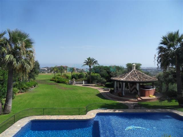 Villa for sale in La Quinta, Benahavis
