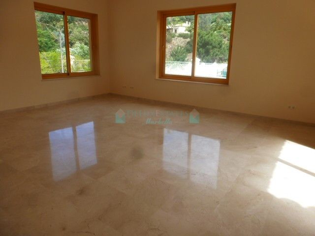 Villa for sale in Benahavis