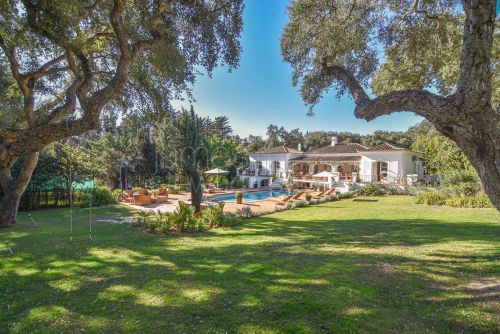 A charming and pretty Andalucian villa on a large frontline Royal Valderrama Golf Club plot