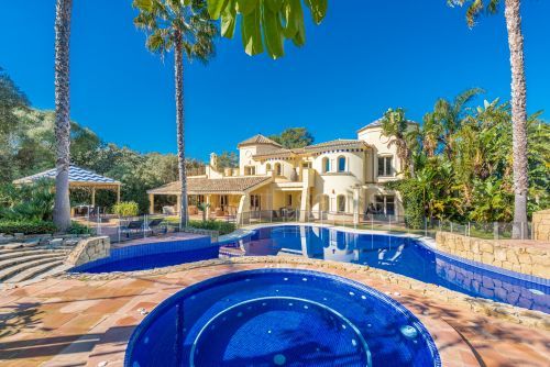 Spacious villa on over 4400m2 plot with tennis court frontline to Real Valderrama golf course