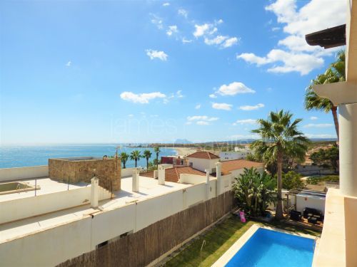 Villa with sea views in Torreguadiaro