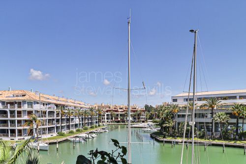2 Bedroom apartment with views to La Marina de Sotogrande in Jungla del Loro